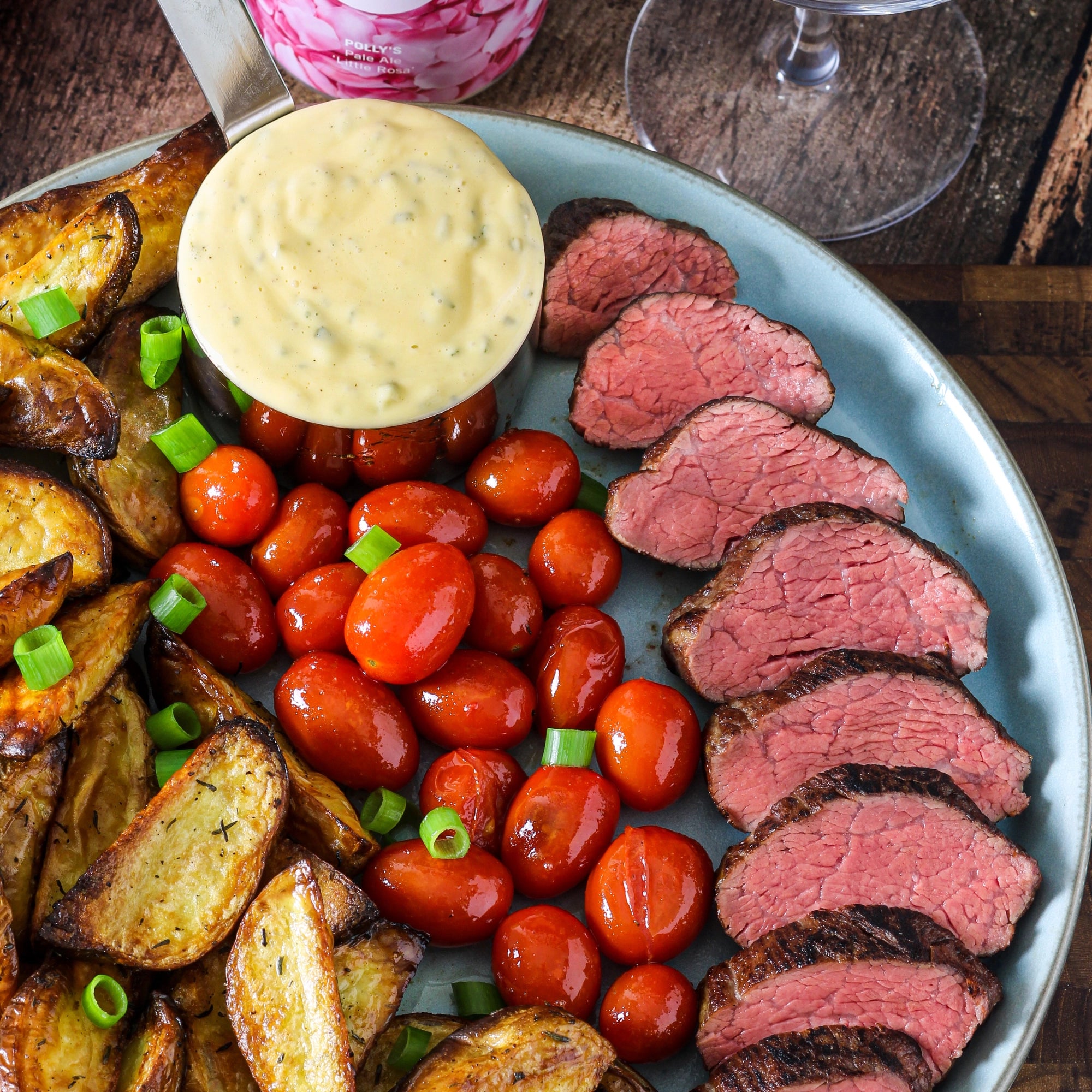 Teres Mejor / Teres Major angerichtet auf einem Teller mit Kartoffeln und Tomaten vom Grill