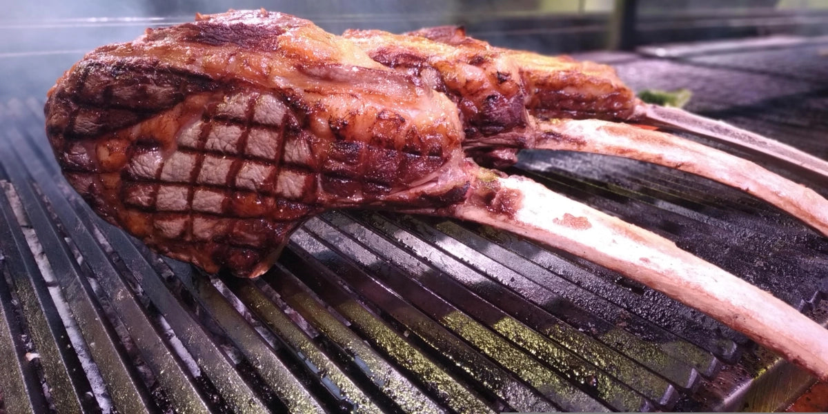 Tomahawk Steak auf dem Grillrost