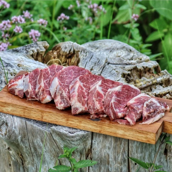 Iberico Schweinenacken auf Schneidebrett