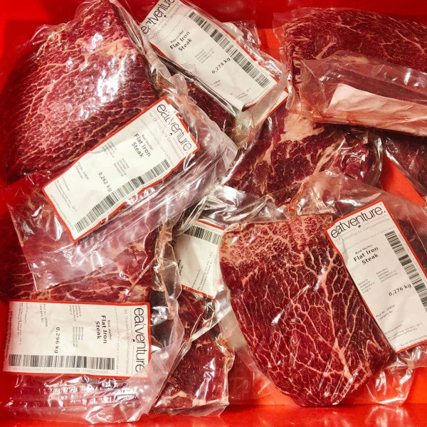 Kiste mit Red Heifer Flat Iron Steak, 5 Wochen Wet Aged