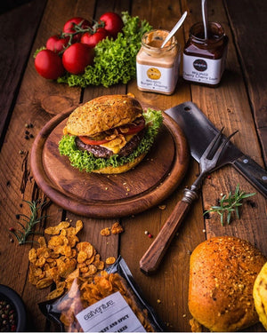 Eatventure Wildschwein Burger Pattie, 1Stk. 180g - Burger auf Holzbrett