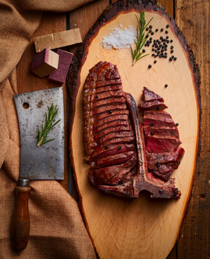 Red Heifer Porterhouse, 6 Wochen Dry Aged auf Holzstamm