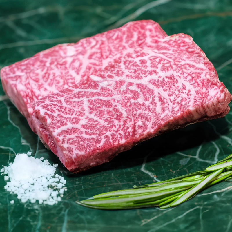 Meat'n'Food Denver Cut, fullblood Wagyu auf grünem Hintergrund