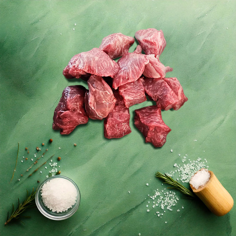 Meat'n'Food fullblood Wagyu Gulasch auf grünem Hintergrund