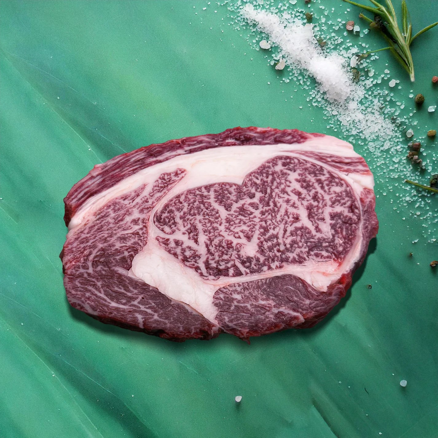 Meat'n'Food fullblood Wagyu Prime Chuck Steak mit grünem Hintergrund
