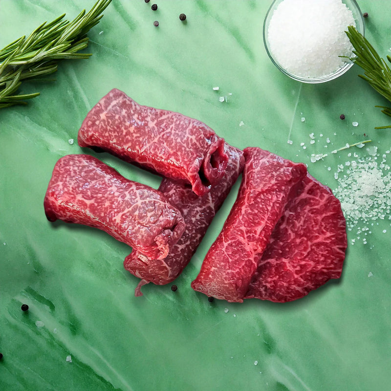 Meat'n'Food fullblood Wagyu Rouladen auf grünem Hintergrund