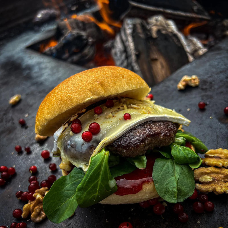 Ein Bürger auf einer Feuerplatte, zubereitet mit Rarité Wagyu Burger Pattie